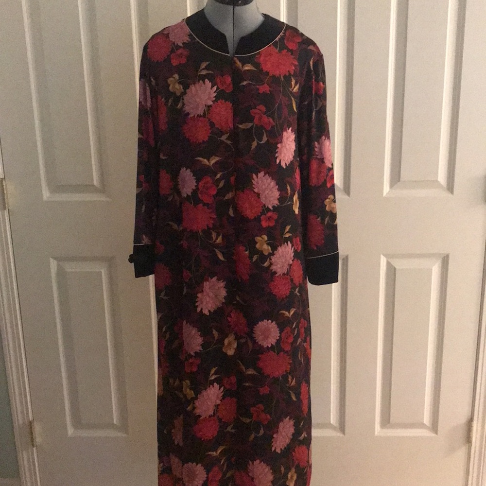 Halston Black with Red & Pink Floral Pattern Robe Dressing Gown Velvet Collar S